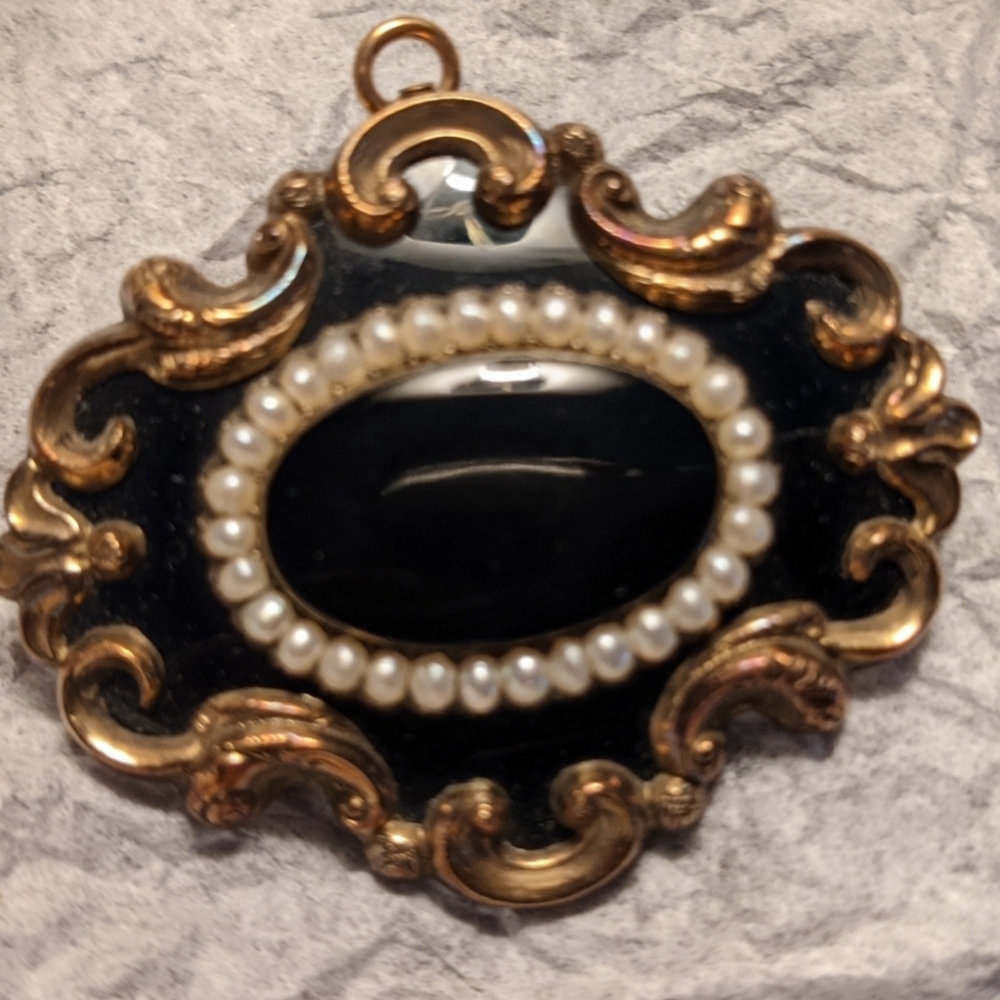 Elegant Black and Gold Brooch with Intricate Scrollwork